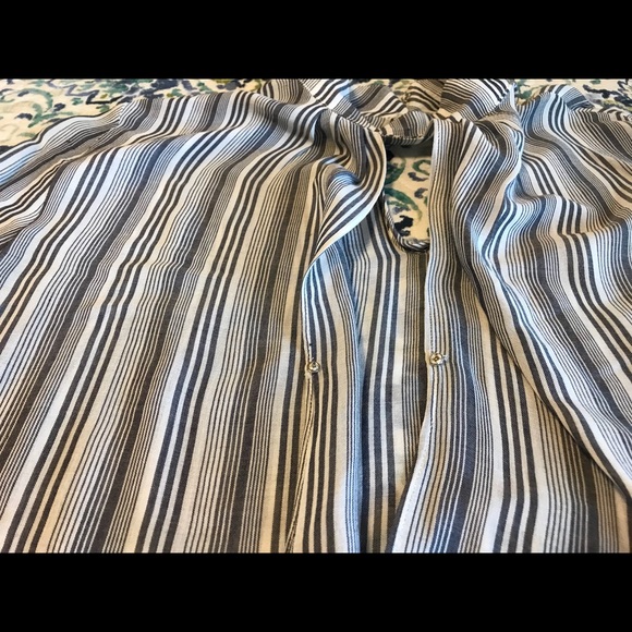 Beautiful long sleeve top - Picture 3 of 4